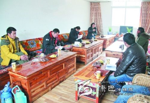 甘孜日報(bào)社扎實(shí)開展教育實(shí)踐活動掠影