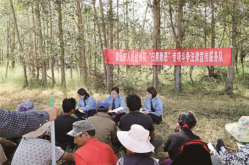 干警進(jìn)村.jpg 干警進(jìn)村.jpg