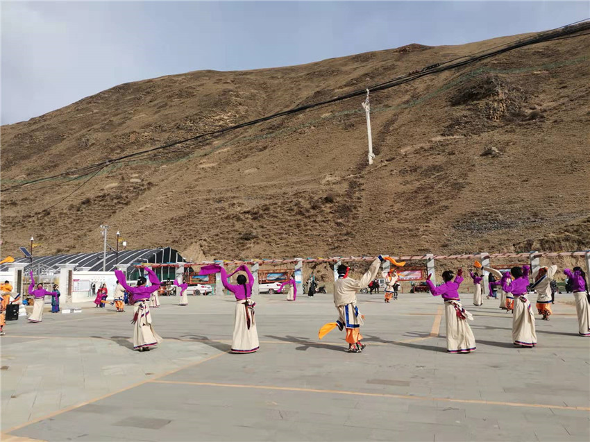 村民跳起民.jpg 村民跳起民.jpg