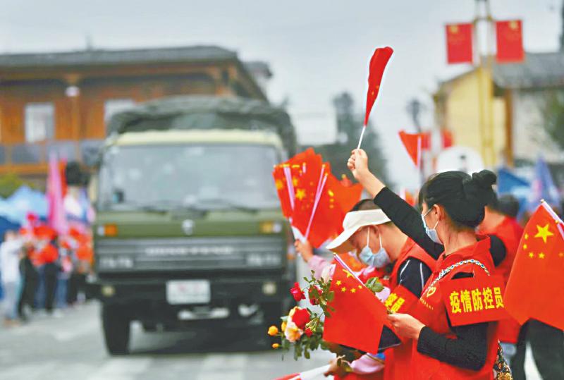 瀘定縣群眾揮舞.jpg 瀘定縣群眾揮舞.jpg